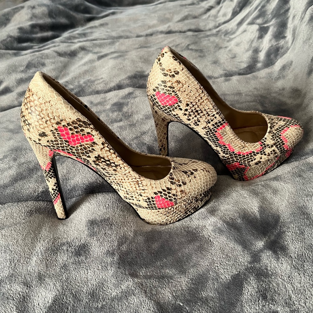 Cute and edgy snake skin 5” heels size 5 1/2